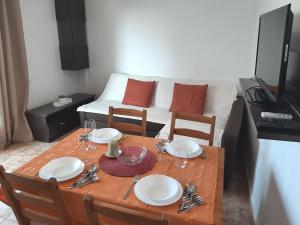 TV/Unterhaltungsangebot in der Unterkunft Perfectly located apartment with pool