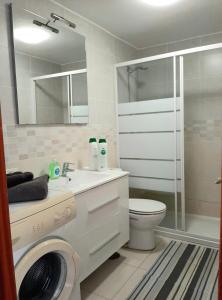 ein Badezimmer mit Toilette, Waschbecken und Dusche in der Unterkunft Perfectly located apartment with pool in Playa de las Americas