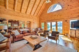 sala de estar con sofá y mesa en Stunning Vermont Cabin with Private Lake Access, en Poultney