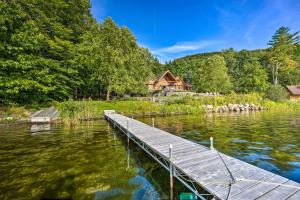 Imagen de la galería de Stunning Vermont Cabin with Private Lake Access, en Poultney
