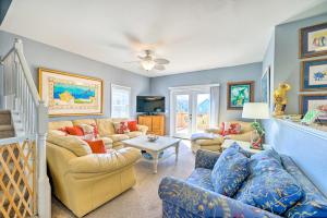 ein Wohnzimmer mit 2 Sofas und einem Tisch in der Unterkunft Spacious North Topsail Family Home with 2 Decks in North Topsail Beach