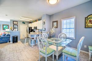 uma cozinha e sala de estar com mesa e cadeiras em Spacious North Topsail Family Home with 2 Decks em North Topsail Beach