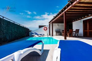 basen na dachu domu w obiekcie Vivienda Vacacional Del Mar w mieście Playa Blanca