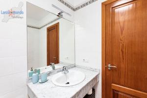 łazienka z umywalką i lustrem w obiekcie Vivienda Vacacional Del Mar w mieście Playa Blanca