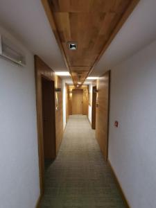 ein Flur eines Bürogebäudes mit einem langen Korridor in der Unterkunft Apartman 107 - Aparthotel Vučko Jahorina - private host in Jahorina