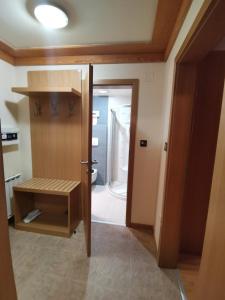 ein Badezimmer mit einer Tür, die zu einem Badezimmer mit Toilette führt in der Unterkunft Apartman 107 - Aparthotel Vučko Jahorina - private host in Jahorina