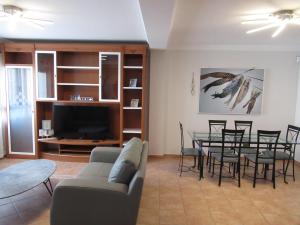 - un salon avec une table et une salle à manger dans l'établissement NÁUTICO Suites, by Comfortable Luxury - Adults Only, à Corralejo