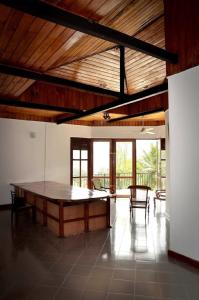 een grote kamer met een grote tafel en stoelen bij Pearl House in Kandy