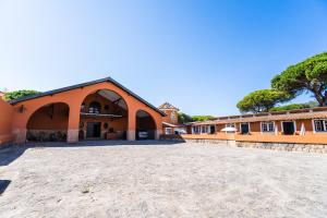 an orange building with a large driveway at Quinta da Bicuda in Cascais