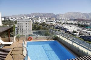 ein Pool auf dem Dach eines Gebäudes in der Unterkunft The Palace Hotel - فندق القصر in Muscat
