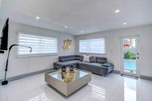 un salon avec un canapé et une table dans l'établissement Cozy paradise, with heated pool, near Airport in Miami L16, à Miami