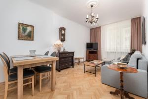 salon z kanapą i stołem w obiekcie Okopowa 31 by Homeprime w Warszawie