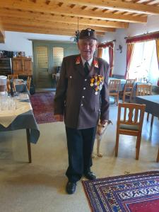 Een man in een militair uniform in een kamer. bij Gasthof Zum Wallner in Kalch