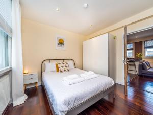 a small bedroom with a bed and a desk at Pass the Keys - Holborn Apartment Close to Everything in London