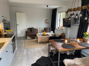 ein Wohnzimmer mit einem Sofa und einem Tisch in der Unterkunft Naturnära boende i vackra Järvsö - F in Järvsö