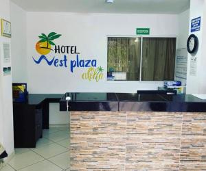 un hotel junto a la oficina de la plaza con un cartel en la pared en Hotel West Plaza, en Santa Marta