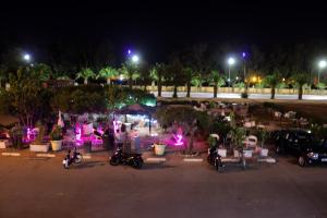 een groep motorfietsen geparkeerd op een parkeerplaats 's nachts bij HOTEL BORJ EL ARAB in Khouribga