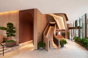 una escalera de caracol en un edificio con macetas en Pan Pacific London en Londres