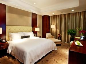 Un pat sau paturi într-o cameră la Grand Barony Xi'an