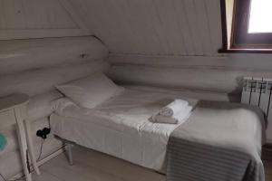 A bed or beds in a room at Сказочный дом в 20 мин от Горнолыжки