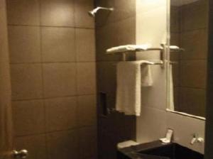 bagno con lavandino e specchio di Tiong Nam Hotel a Pasir Gudang