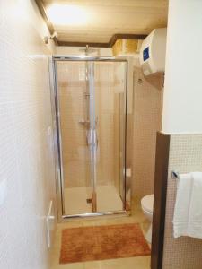 La salle de bains est pourvue d'une douche et de toilettes. dans l'établissement CASETTA CARENS nel centro storico di Nardò, à Nardò