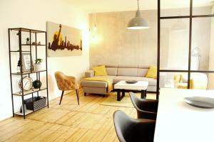 a living room with a couch and chairs at SECRET HIDEAWAYS zentrales NewYork-Designapartment mit 2 Betten nahe Messe l Flughafen in Duisburg