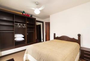 sypialnia z dużym łóżkiem i szafą w obiekcie APARTAMENTO BEIRA MAR LATERAL NA PRAIA DE MARISCAL 2661 w mieście Bombinhas