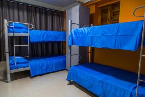 Habitación con 2 literas y sábanas azules. en Carnaval Rio Hostel en Río de Janeiro