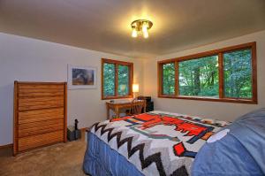 um quarto com uma cama, uma cómoda e janelas em Lakewood Lodge em Killington