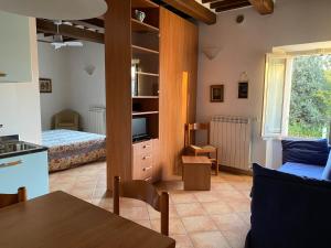 a room with a kitchen and a bedroom with a bed at L’ ANGOLO DI PIENZA in Pienza