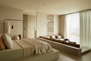 - une chambre avec un grand lit et une grande fenêtre dans l'établissement Villa Dione Kefalonian Chic Villas, à Spartià