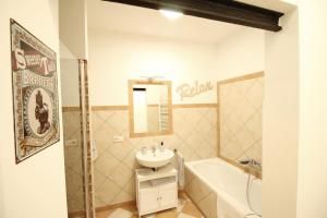 Bathroom sa SECRET HIDEAWAYS zentrales NewYork-Designapartment mit 2 Betten nahe Messe l Flughafen