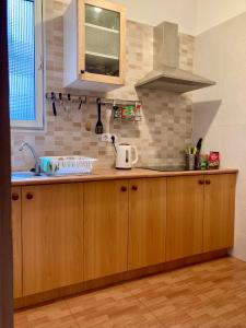 uma cozinha com armários de madeira e uma bancada em Apartamento RETECH em Las Palmas de Gran Canaria