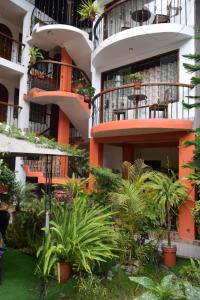 Quilla House Ecologico في ماتشو بيتشو: عمارة سكنية مع فناء بالنباتات