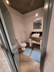 uma pequena casa de banho com WC e lavatório em Trendy apartment @ maboneng em Joanesburgo