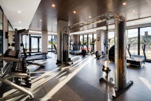 Posilňovňa alebo fitness centrum v ubytovaní Global Luxury Suites at The Arches