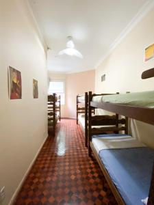 een hal met meerdere stapelbedden in een kamer bij Rio Guesthouse - Um quarteirão da Praia de Copacabana in Copacabana