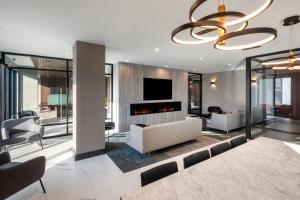TV a/nebo společenská místnost v ubytování Global Luxury Suites at The Arches