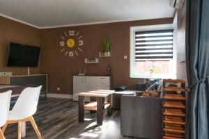 Televízia a/alebo spoločenská miestnosť v ubytovaní Apartament u Hippków