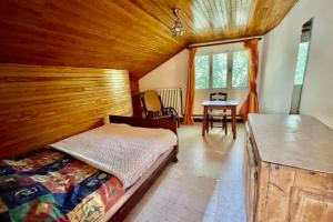 ein Schlafzimmer mit einem Bett und einer Holzdecke in der Unterkunft Nice Chalet With View On The Mountain in La Salle Les Alpes