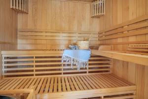 una sauna con pareti in legno e scaffali in legno di Apartments im Ferienhaus zum alten Spital a Dornstetten