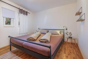 מיטה או מיטות בחדר ב-Apartments im Ferienhaus zum alten Spital
