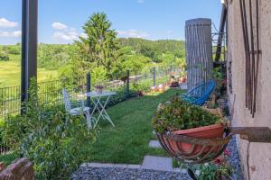 un piccolo cortile con tavolo e sedie sul balcone di Apartments im Ferienhaus zum alten Spital a Dornstetten