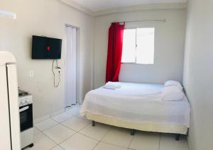 a small bedroom with a bed and a window at Aconchego em Parnaíba JW. 2 in Parnaíba