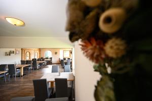 Reštaurácia alebo iné gastronomické zariadenie v ubytovaní Sonnenburg Hotel