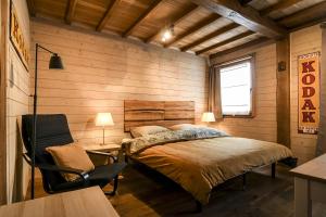 - une chambre avec un lit, une chaise et une fenêtre dans l'établissement Saint-Hubert d'Ardenne, à Hatrival