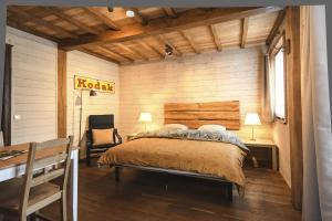 a bedroom with a bed and a table and a chair at Saint-Hubert d'Ardenne in Hatrival