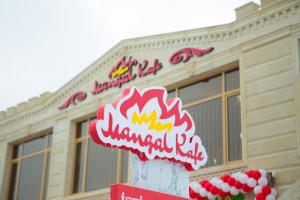 ギャンジャにあるMANGAL HOTEL&HOSTELの動物研究所前看板