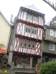 a tall building with red and white at Appartement T2 centre historique de Morlaix in Morlaix